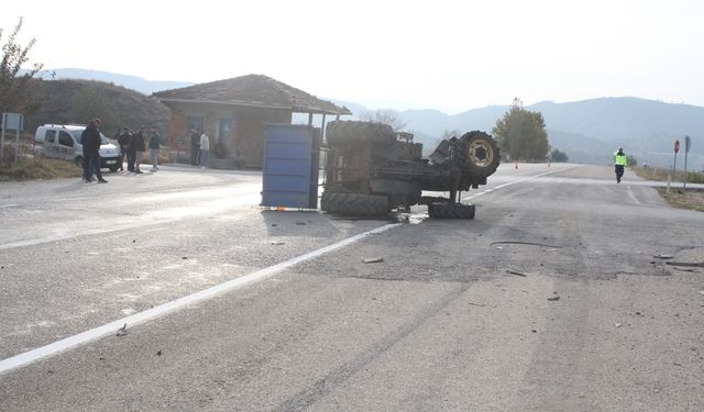 İşçi servisi ile traktör çarpıştı, can pazarı yaşandı