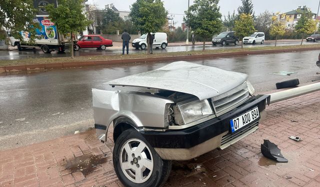 Kontrolden çıkan otomobil ikiye bölündü