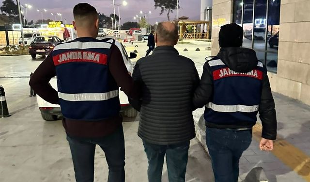 İzmir'de terör propagandası iddiasıyla 5 zanlı yakalandı