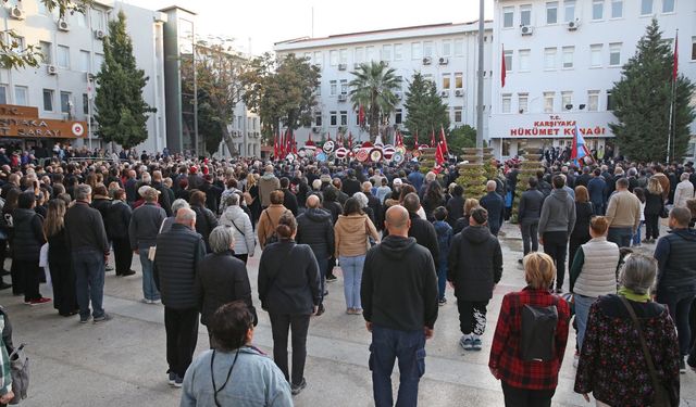 Karşıyaka’da hayat durdu; kalpler Atatürk için attı!