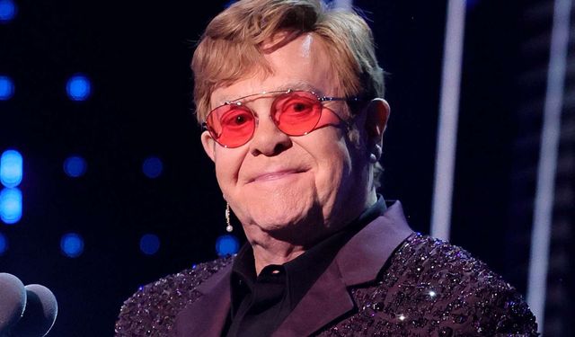 Elton John, sağ gözünü kaybetti