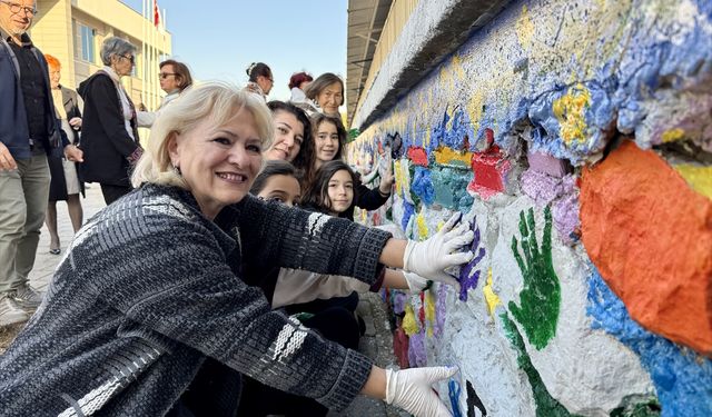 Gençlik merkezinin duvarına 60 yaş üstü dokunuşu