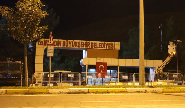 Mardin kayyumundan ilk icraat: Belediye kapısına mobese