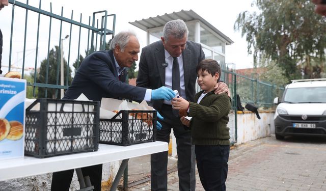 Güzelbahçe Belediyesi'nden öğrencilere süt ve poğaça