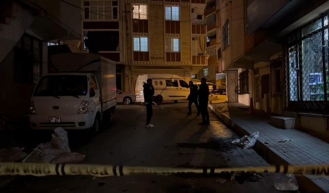 Maskeli grup, polis otosuna taşla saldırdı