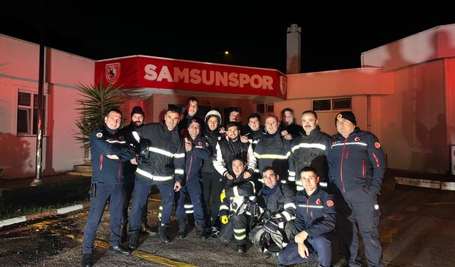 Tesisteki yangını söndürüp futbolcular ile fotoğraf çektirdiler