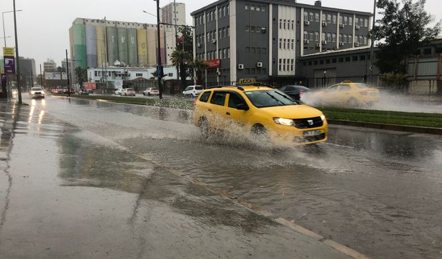 İzmir'de sağanak yağış etkisini gösterdi!