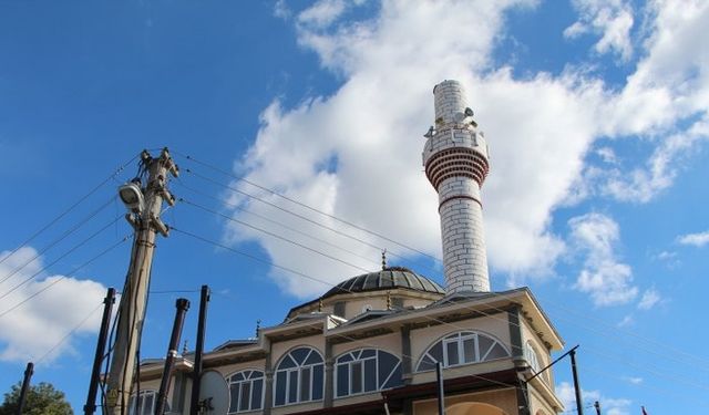 İzmir'de şiddetli rüzgar cami minaresinin külahını devirdi