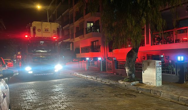 Karşıyaka'da bir evde çıkan yangında 3 kişi dumandan etkilendi