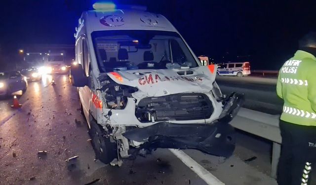 Ambulans ve iki otomobil çarpıştı: 1 ölü, 5 yaralı