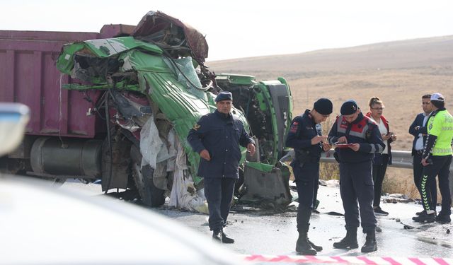 Feci kazada iki sürücü hayatını kaybetti