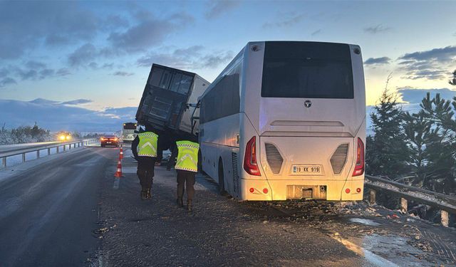 Afyonkarahisar'da korkunç kaza: 30 yaralı!