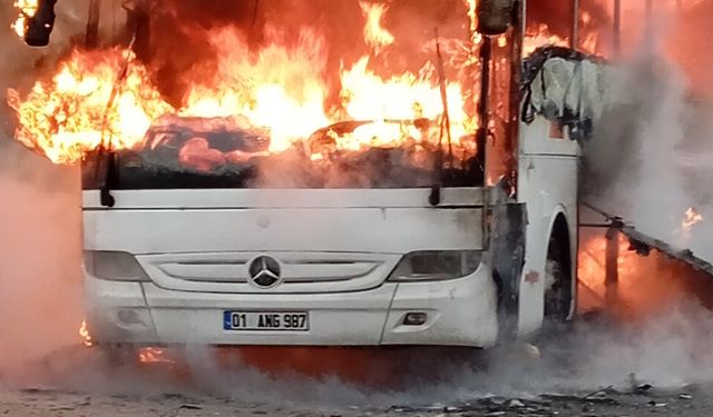 Otoyolda yolcu otobüsü alev alev yandı!