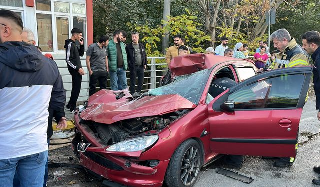 Kamyonete çarpan otomobilin sürücüsü yaralandı