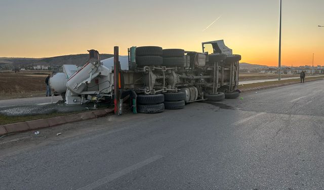 Beton mikseri devrildi, sürücü yaralandı