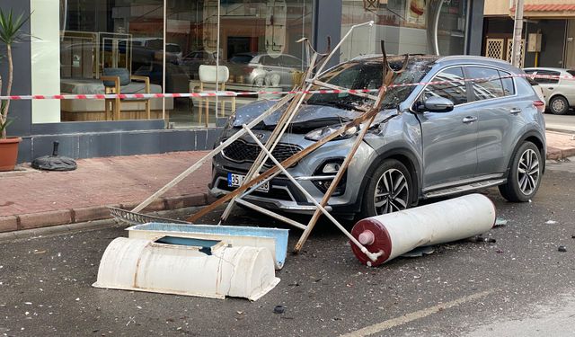 Fırtına nedeniyle otomobilin üzerine su deposu düştü