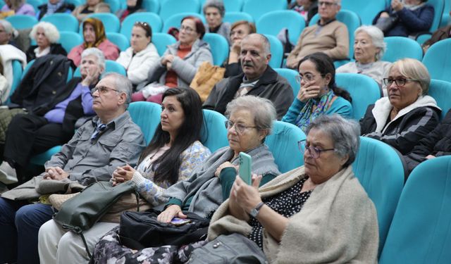 Yaşlı hakları Konak’ta masaya yatırıldı