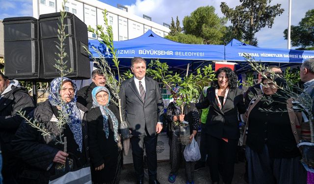 Başkan Tugay, Kınık’ta üreticilere fidan dağıttı