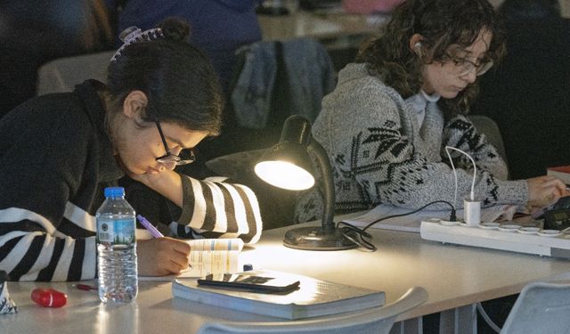 İzmir’in kütüphaneleri binlerce genci ağırlıyor