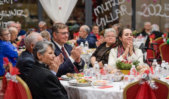 Cemil Tugay huzurevi sakinleri ile bir araya geldi