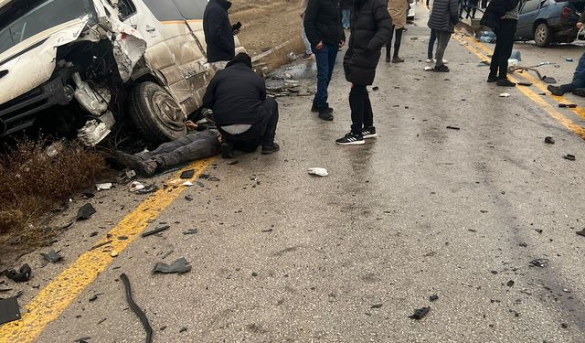 Trafik kazasında bir kişi öldü, on kişi yaralandı