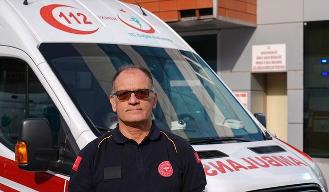 Acil sağlık ekibinde görevli doktor, 26 yıldır zamanla yarışıp hayat kurtarıyor