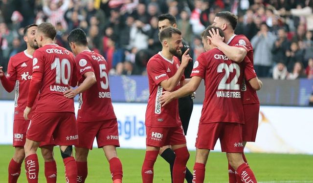 Antalyaspor, konuk ettiği Kayserispor'u 2-0 yendi