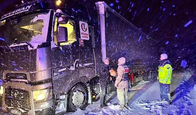 Ardahan'da kar nedeniyle araçlarıyla yolda kalanlara çorba ikramı