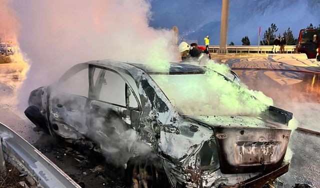 Amasya’da çarpışan iki otomobilden birinin yandığı kaza kamerada; 2 yaralı