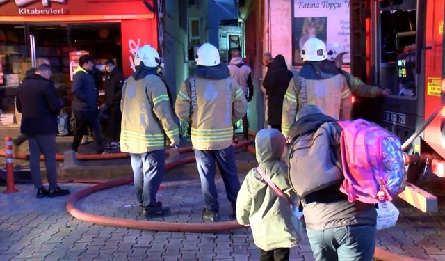 Bakırköy'de 2 katlı ahşap bina alev alev yandı