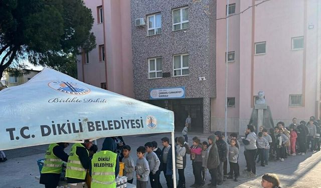 Başkan Kırgöz'den öğrencilere simit ve ayran ikramı