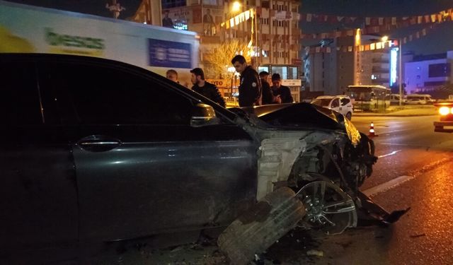 Bursa'da ters yönde giden otomobil TIR ile çarpıştı: 2 yaralı