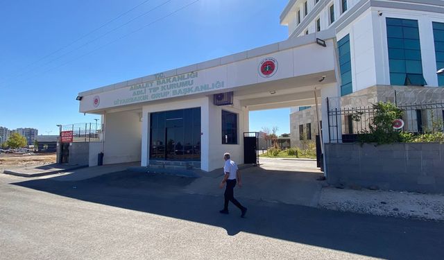 İki kardeşini öldürüp, babasını ağır yaraladı