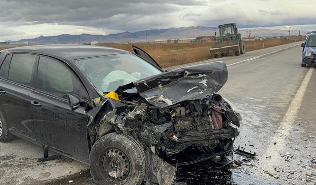 Otomobiller kafa kafaya çarpıştı; karı- koca öldü, 3 kişi yaralandı