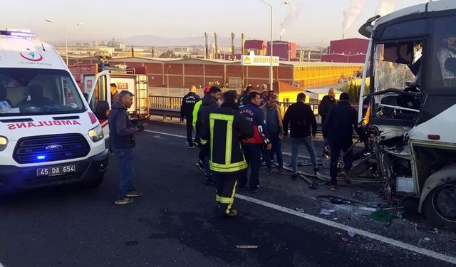 Servis midibüsü ile TIR çarpıştı: 22 işçi yaralı