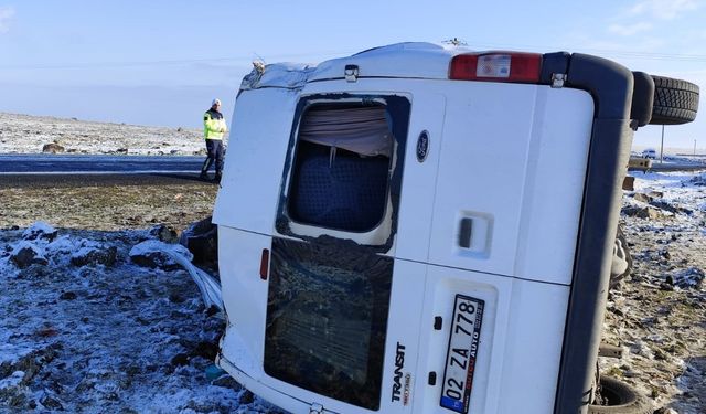 Servis minibüsü tarlaya yuvarlandı; 11 öğretmen yaralı