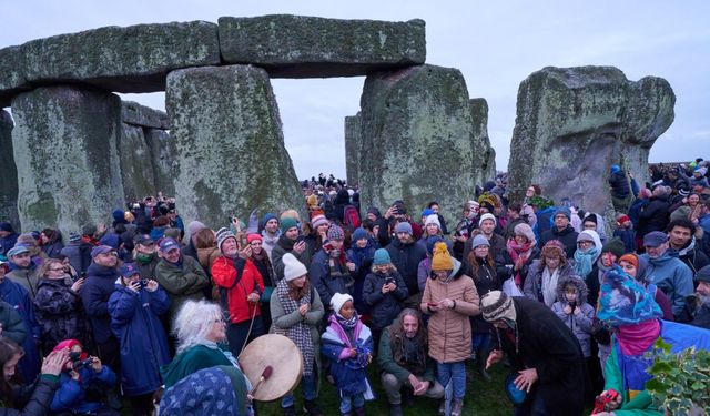 Stonehenge'de binlerce kişi kış gün dönümünü kutladı