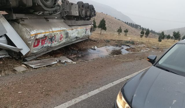 Tonlarca ham petrol etrafa saçıldı