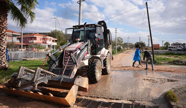 Çeşme Belediye ekipleri yoğun yağışa karşı sahada