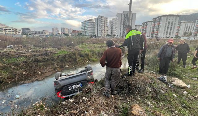 Otomobiliyle dereye uçtu, burnu bile kanamadı!