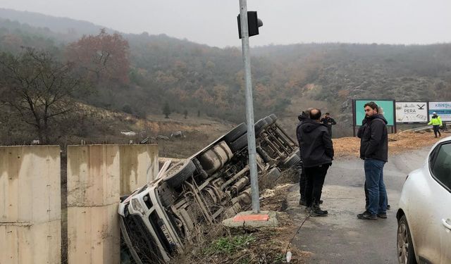 Talaş yüklü TIR devrildi, sürücü yaralandı