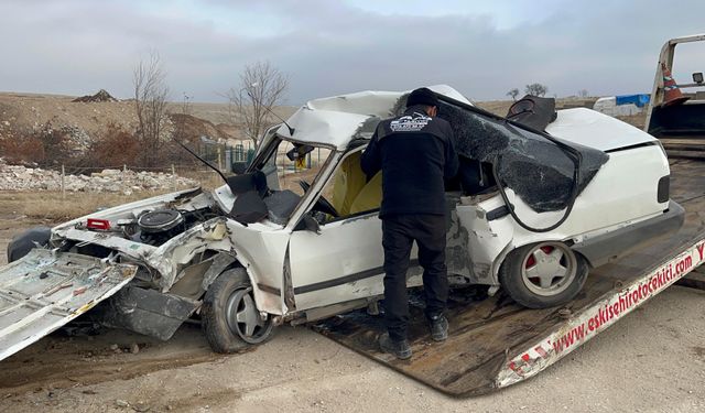 Kontrolden çıkan araç, beton direğe çarptı