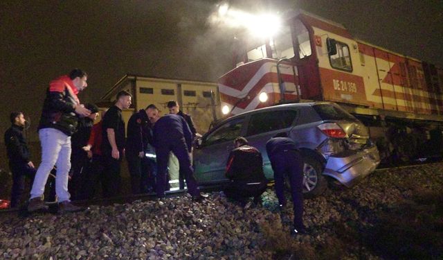 Yük treni, hemzemin geçitteki otomobile çarptı