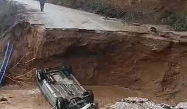 Otomobil, çöken yolda oluşan çukura düştü