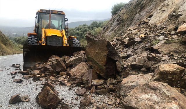 Ödemiş'teki heyelan nedeniyle yol kapandı