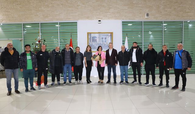 Karabağlar'daki amatör spor kulüplerinden Başkan Kınay’a teşekkür ziyareti