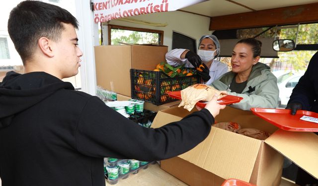 Efes Selçuk’ta öğrenci otobüsüne büyük ilgi