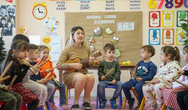 Konak’ta ‘Mutlu Çocuklar Oyun Evleri’ ile çocuklar da anneler de mutlu