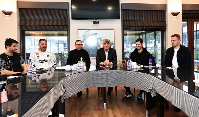 Beşiktaş Başkanı Serdal Adalı teknik heyet ve futbolcularla bir araya geldi