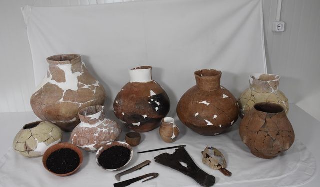 Ulucak Höyüğü'ndeki 7 bin 800 yıllık binada toplu objeler bulundu